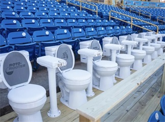 Réalité ou fiction : y a-t-il des sièges de toilettes dans les tribunes du stade ?