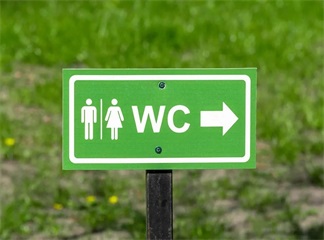 Les gens apprennent tout juste ce que signifie « WC » et pourquoi cela est écrit sur les portes des toilettes.